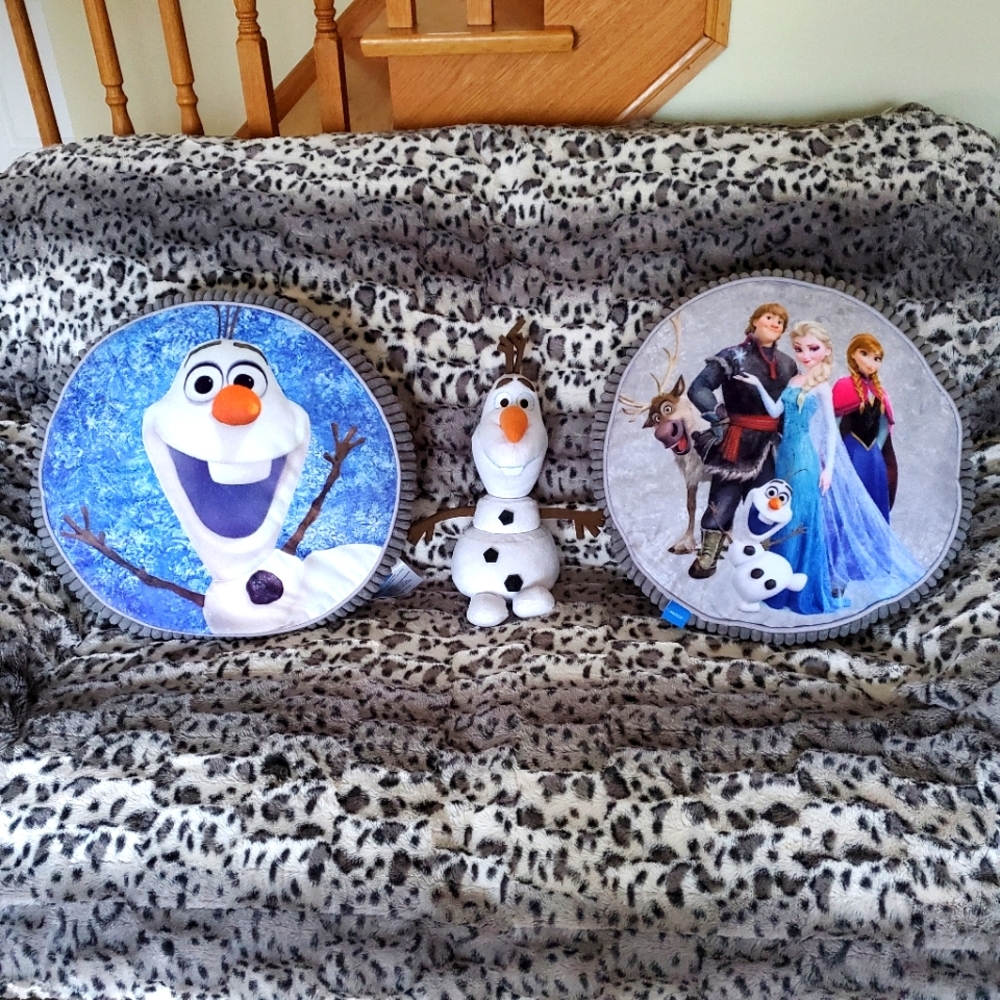 Olaf toy and tow pillows from the cartoon Snowflakes
